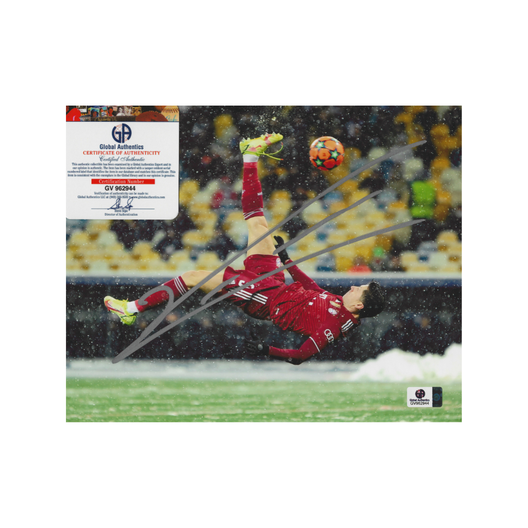 Robert Lewandowski FC Bayern Munich Autographed 8x10 Photo With COA - Fan Freaks
